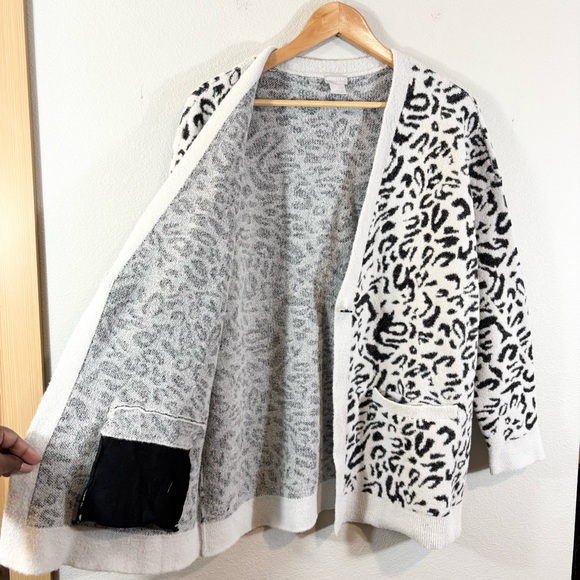 Chico’s Plush Animal Print Cardigan Size 2 (US L) Gray White Leopard Casual - Picture 8 of 10